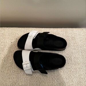 Birkenstock Arizona Split Footbed Sandal in Black and White / Size 8.5